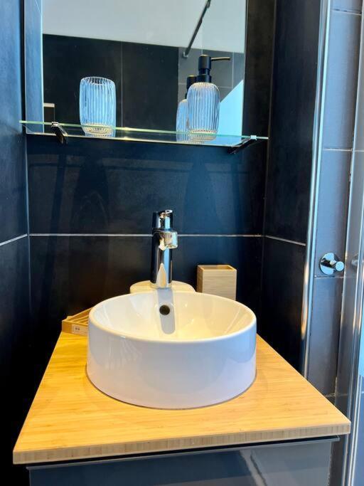 Bellevue - Grand Appartement Pour 5 Sur Les Quais De La Meuse Liege Exterior photo